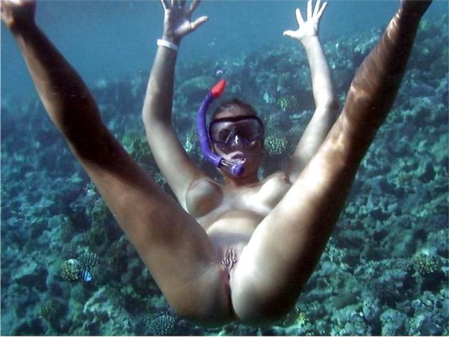 Девочки разные под водой.