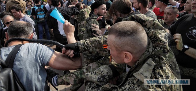 Премьер Франции намерен пойти на уступки "желтым жилетам" и ввести мораторий на на повышение налогов на бензин