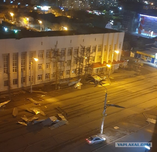 В Кокшетау, Казахстан, немного ветрено и сорвало крышу