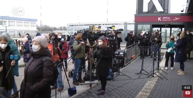 Полиция продолжает задерживать сторонников Навального, которые хотят попасть на встречу в московском аэропорту.
