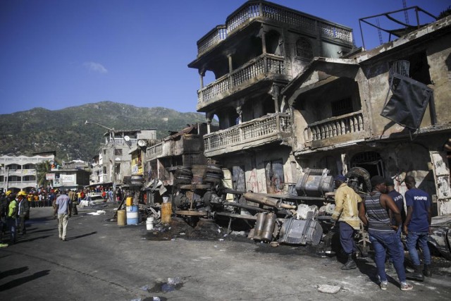На Гаити взлетели на воздух цистерны с горючим. Сразу же начался сильный пожар