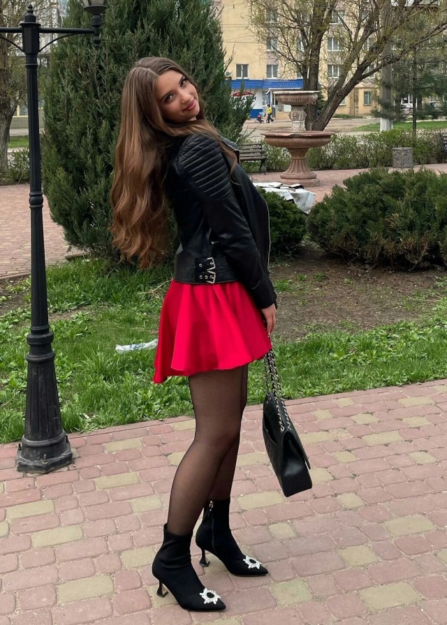 Девушки в Коротких Юбочках и Платьях