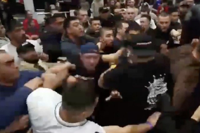 Массовая драка в фитнес-клубе Хабаровска: турнир по уличным боям перешел в потасовку организаторов и болельщиков