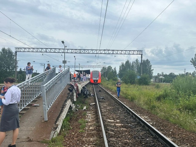 Поезд разорвал на части машину и целая семья погибла в страшном ДТП в Ленинградской области