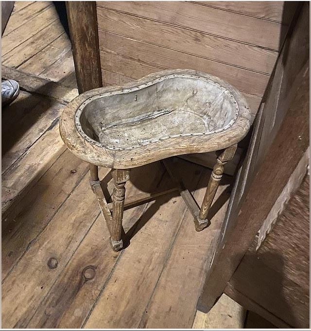 Деревянная чаша на ножках