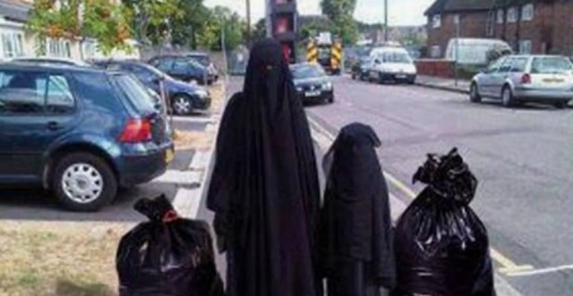 Девушка просит помочь разобраться с игрушкой