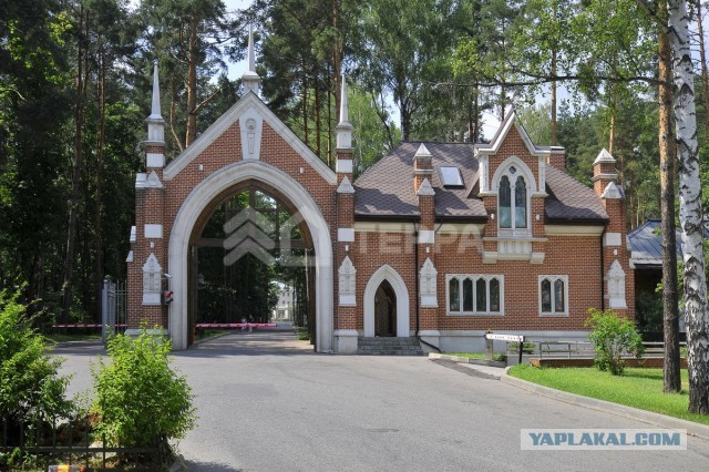 Двух мужчин расстреляли после ссоры у грузинского ресторана в элитном коттеджном посёлке Подмосковья.