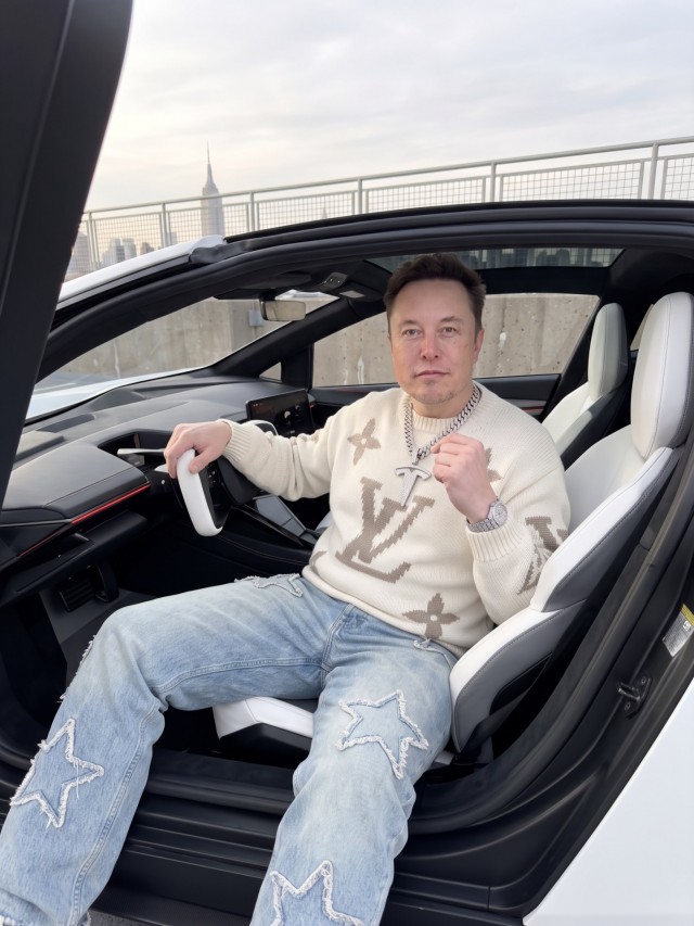 Илон Маск и новая Tesla Roadster