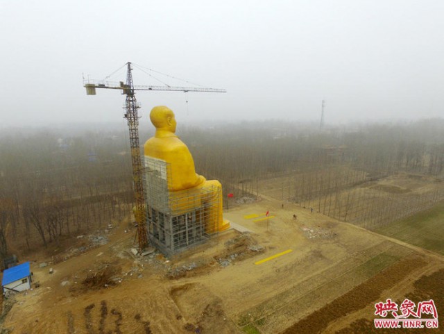 Стройка памятника Мао Цзедуну высотой 37 метров