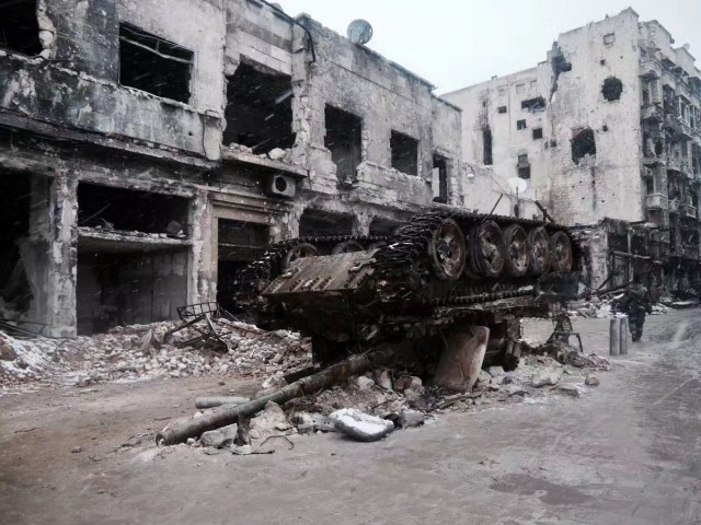 Шокирующие фото из Алеппо: убиенные кровавым режимом жители превратились в радостных зомби.