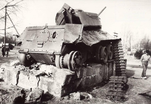 Взорванный Т-34 памятник в Валга