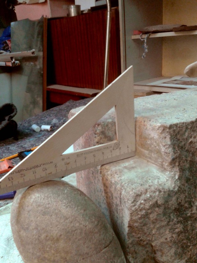 Внутренний трёхгранный угол в граните. Вручную. Кремнем