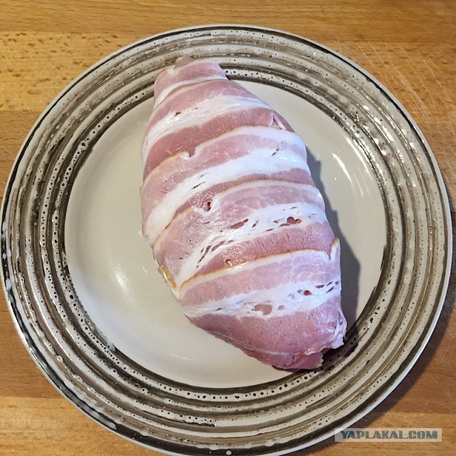 Куриное филе с голубым сыром с персиком и салатом