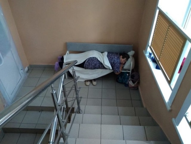 В новосибирской больнице пациентов с Covid-19 разместили на лестничных клетках. Минздрав объяснил это дефицитом мест