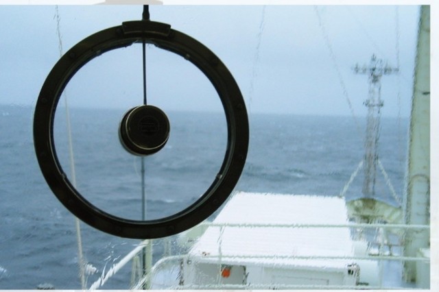 Зачем на иллюминаторы кораблей ставят странные круглые штуки