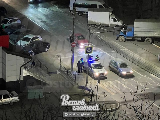 Видео задержания синей Шкоды сотрудниками ДПС в Ростове на Дону.