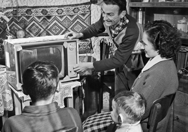 Почему в прошлом веке телевизор начинал нормально показывать от удара кулаком? Все очень просто