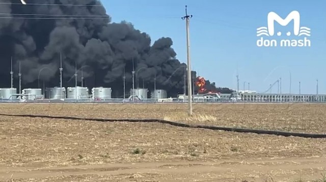 Угроза взрыва цистерн с керосином возникла на горящей нефтебазе в Пролетарске. Это очень серьезно