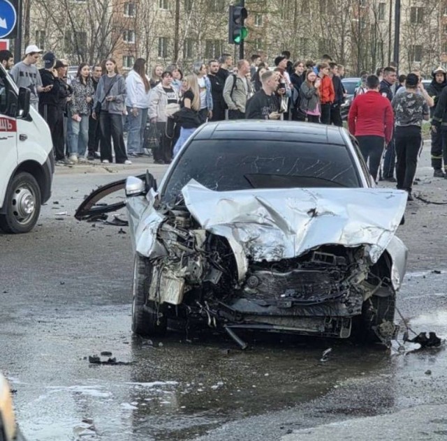 Сегодня в Тынде автомобиль протаранил пожарный КамАЗ, который от удара перевернулся.