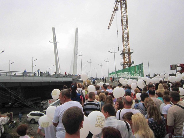 Открытие моста через бухту Золотой рог