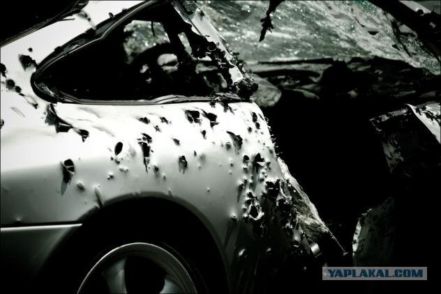 Американец со злости изрешетил свой Porsche!