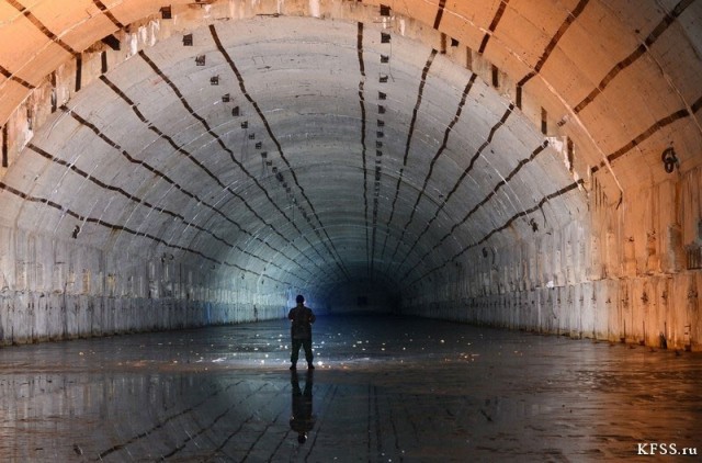 Заброшенная база подлодок на берегу бухты Павловского