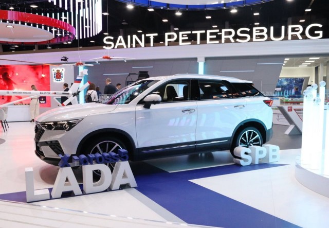 АвтоВАЗ показал на ПМЭФ свой новый кроссовер Lada X-Cross 5