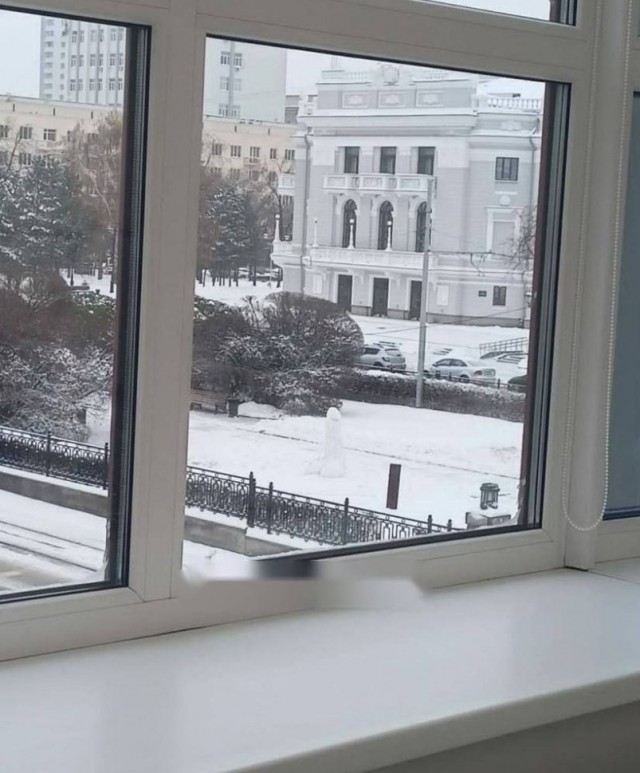 Трактор снес огромный снежный член
