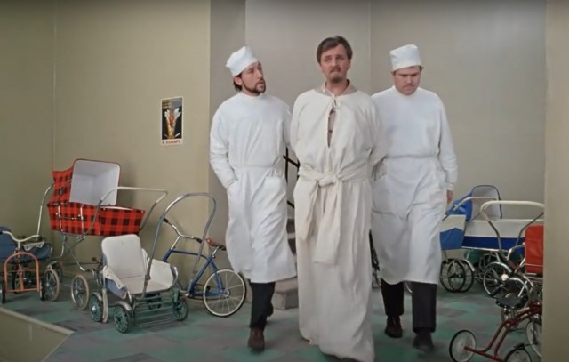 Жительница Саларьево продала детскую коляску соседей, стоявшую в подъезде