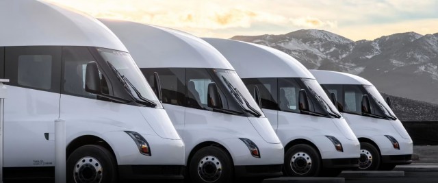 Это в стиле Маска: серийное производство Tesla Semi, которое обещали начать в 2019 году, теперь планируют начать в конце 2025 года