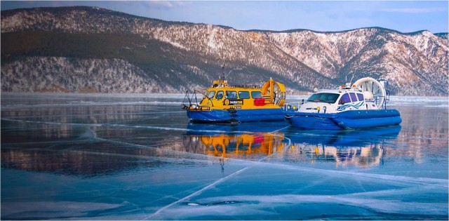 Группа туристов погибла, провалившись под лед Байкала на УАЗе