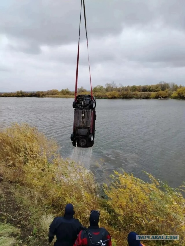 Женщина, не имевшая водительских прав, утонула за рулем в машине под Ишимом