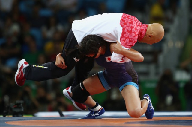 Олимпийская чемпионка Рио-2016 отметила победу, покатав тренера на плечах и свалив его приёмом с ног