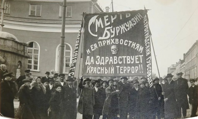 В Перми атеисты вышли с провокационными плакатами на митинг против мракобесия
