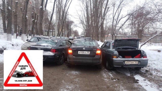 Участники курьезной аварии в Самаре покидали свои автомобили через багажник