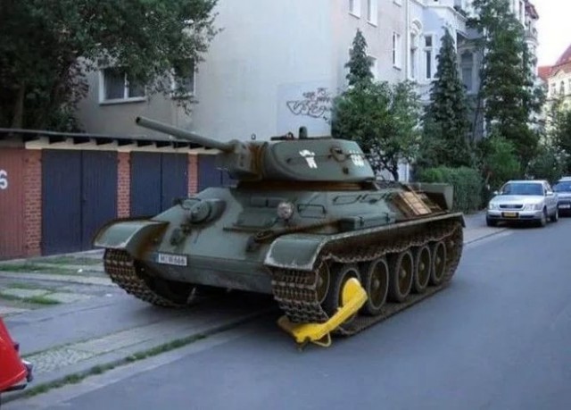 Танк раздавил машину полиции