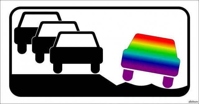 Мотоциклист остановится на обочине попить воды. Обочечнику это не понравилось и он пнул мотоциклиста