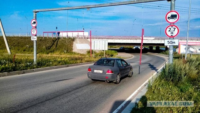 Под «Мостом глупости» одновременно застряли «Газель» и автобус