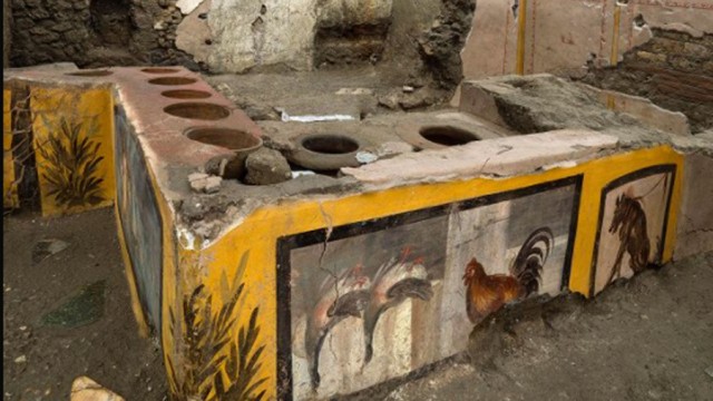 В Помпеях нашли уличный киоск. На тарелках даже еда осталась