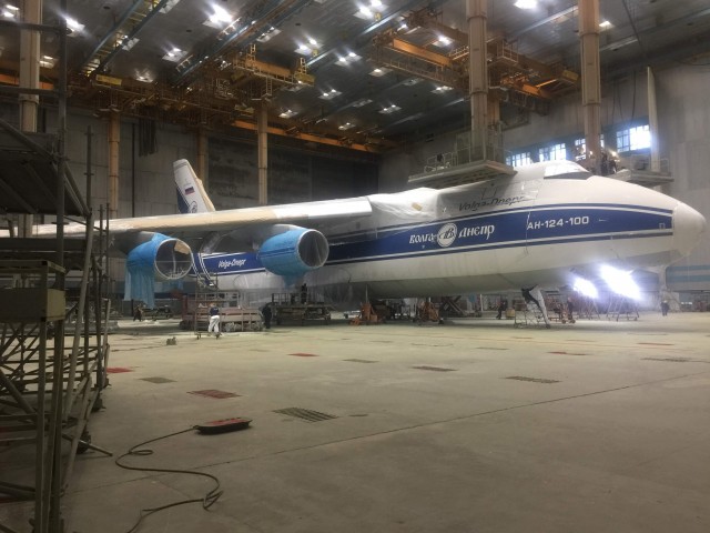 Самолет - Антонов Ан124 и Ил-76 "Волга-Днепр" Ил-76 из Лондона