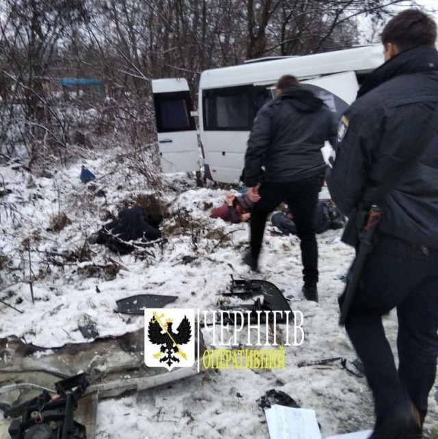 В результате жуткого ДТП с грузовиком и маршруткой под Черниговом погибло 11 человек На месте ведутся спасательные работы
