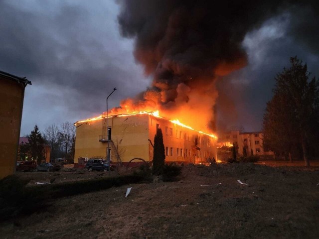 Еще видео с последствиями удара по Яворовскому полигону под Львовом