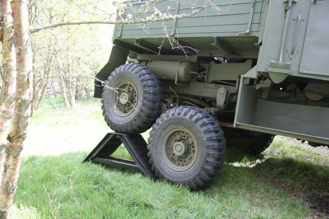 Лиам Нисон испытывает новейший автомобиль ЗиЛ 132-Р. 1974 год
