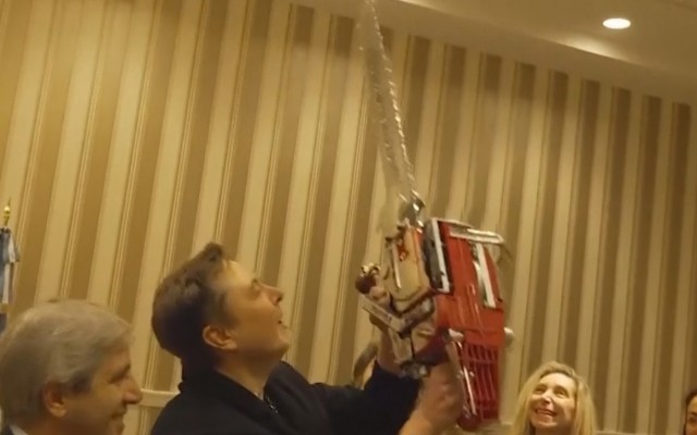 Милей вручил Маску золотую бензопилу