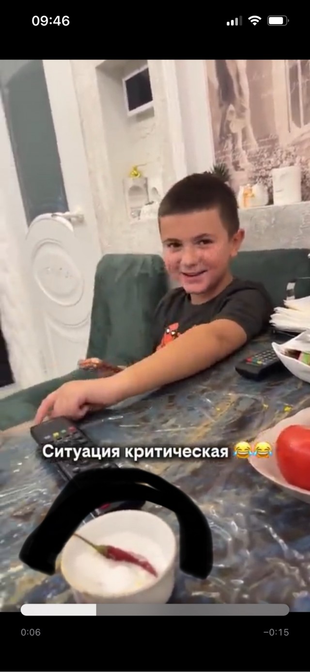 Пацан скопил карманные деньги и купил себе 17-й айфон