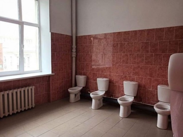 Шестиклассника травили и сняли на видео в туалете в школе Красноярска