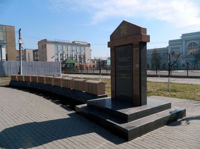 Во Владивостоке решили убрать памятник Солженицыну