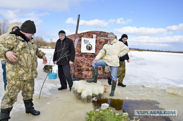 Баня на льду замерзшей реки