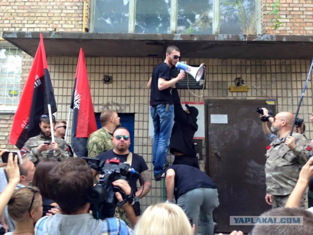 На месте убийства Бузины повесили доску