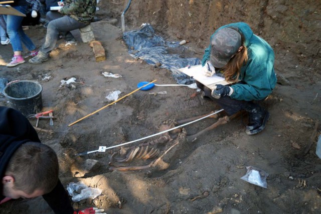 Археологические раскопки на средневековом кладбище